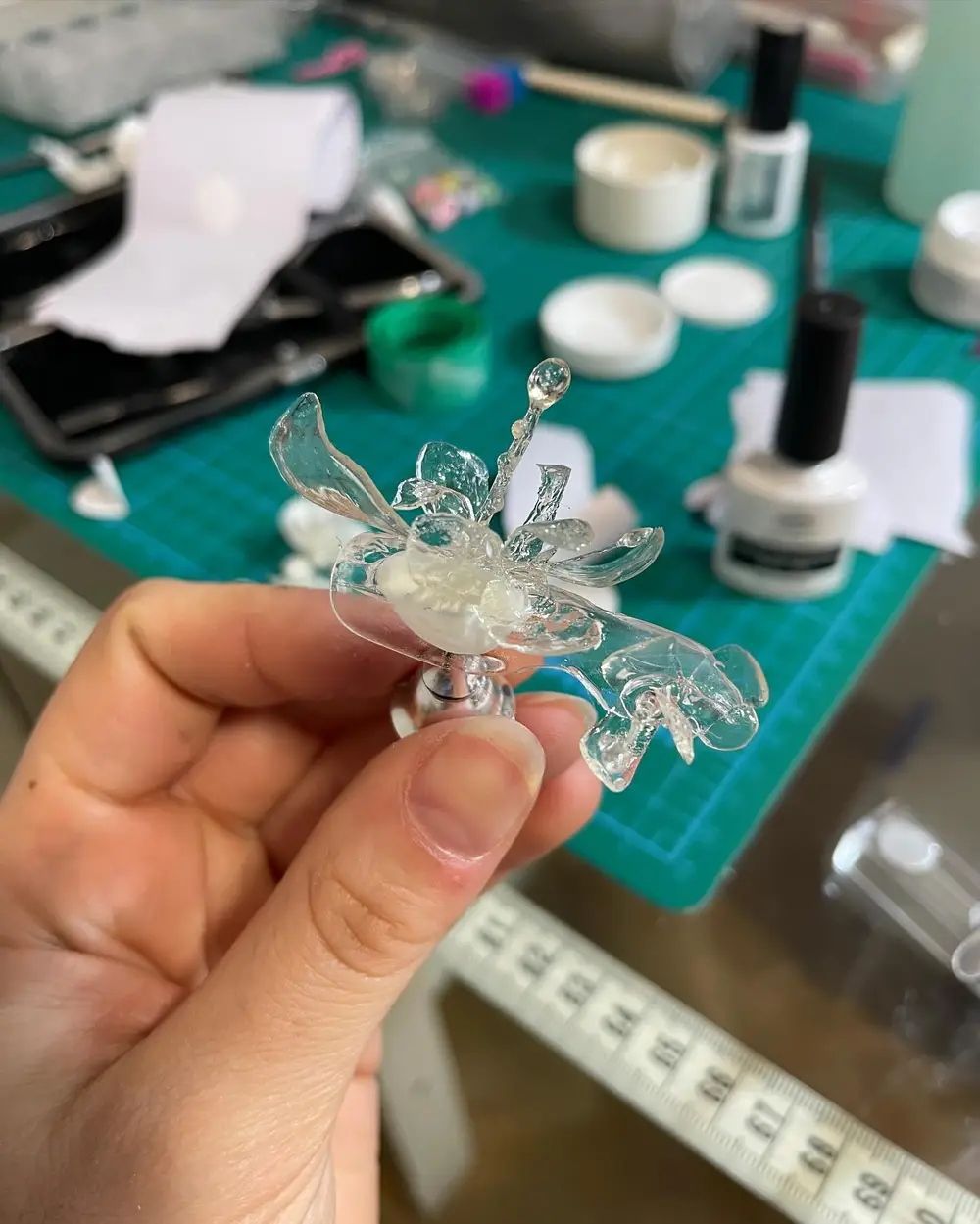 Flor de cristal artesanal para estilismo en producciones artísticas en Madrid.